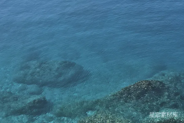 高清摄影 清澈海水中岩石的俯瞰
