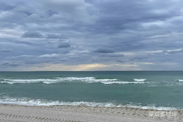 高清摄影 海滩上的海浪与阴云