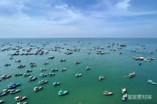 高清摄影 海上繁忙的渔港