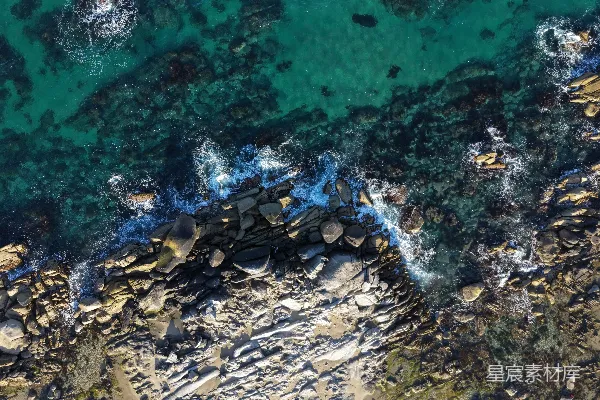 高清摄影 海岸鸟瞰：岩石与海水的交响