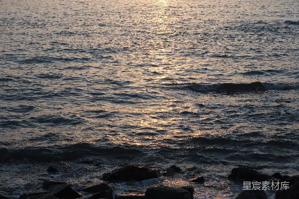 高清摄影 夕阳下的海浪与岩石