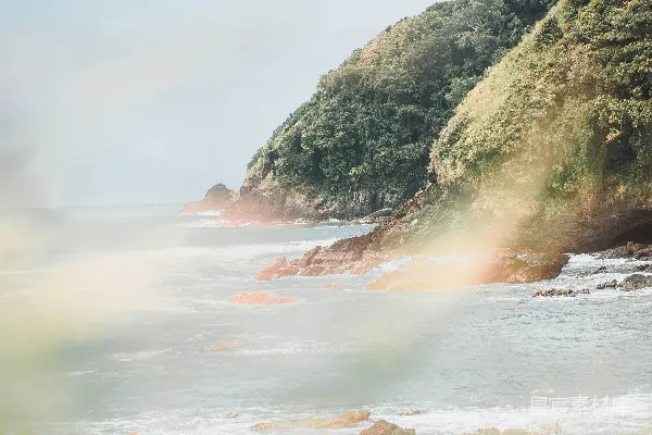 高清摄影 阳光洒在海边的岩石上