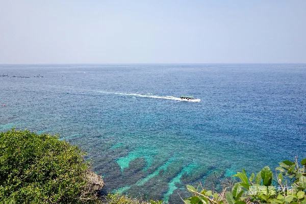 高清摄影 蓝色海洋与远处快艇