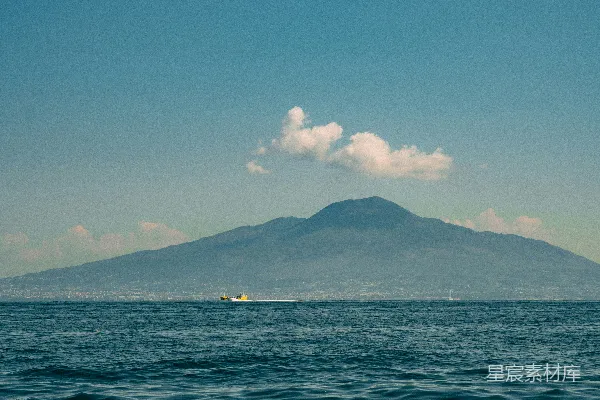 高清摄影 宁静的海与远山