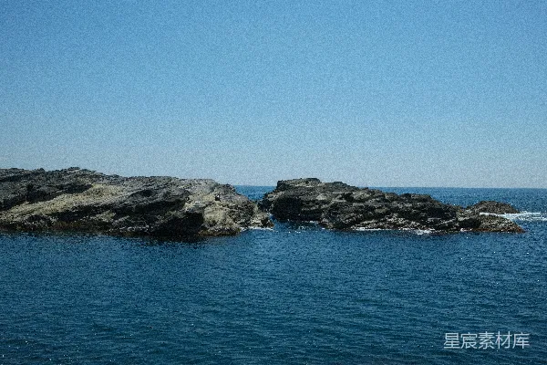 高清摄影 海上的岩石岛