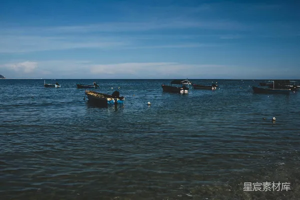 高清摄影 静谧的海滨与小船