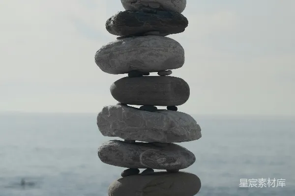 高清摄影 海边的平衡石堆