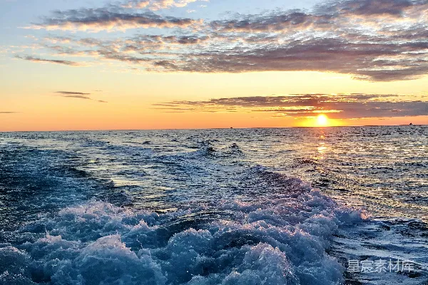 高清摄影 海上日落与船尾浪花