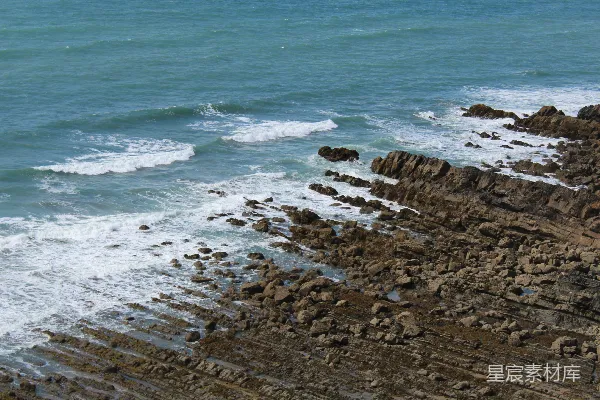 高清摄影 海岸线上的岩石与波浪