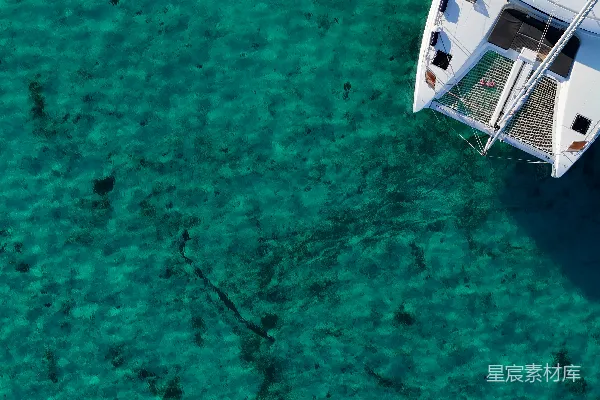 高清摄影 碧海蓝天与游艇的空中俯瞰