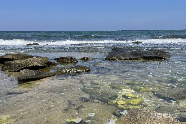 高清摄影 海滩上的岩石与海浪