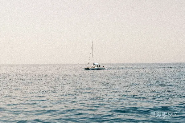 高清摄影 孤独的帆船在广阔的海面上航行