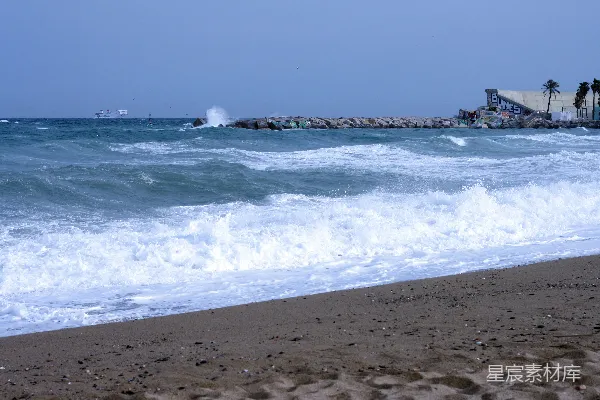 高清摄影 海滩上的巨浪与岩石屏障