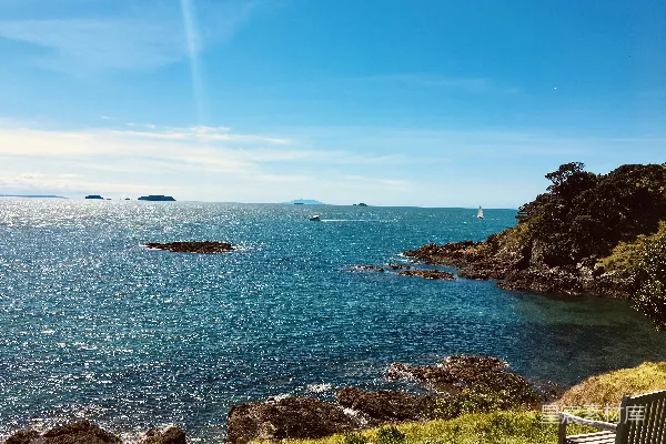 高清摄影 静谧海岸与阳光下的帆船