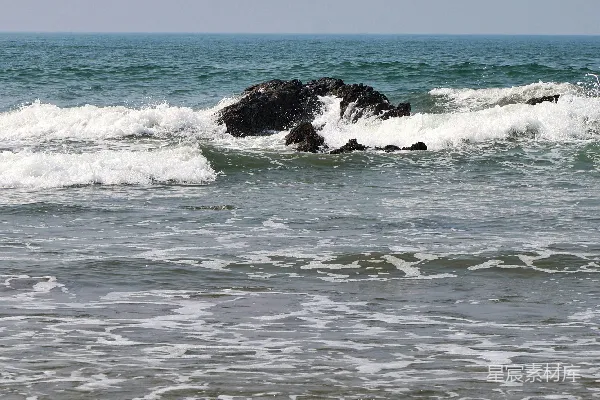 高清摄影 海浪拍打岩石