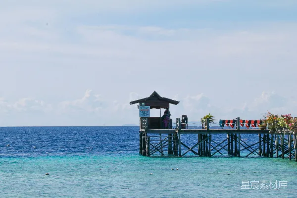 高清摄影 海上的小屋与码头