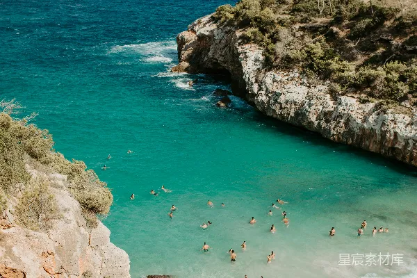 高清摄影 隐秘的海湾：阳光下的悠闲时光