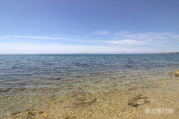 高清摄影 清澈海滩与蓝天