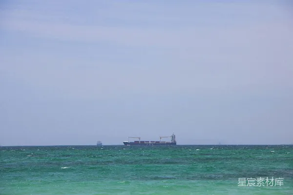 高清摄影 远处的货轮与晴朗的海景