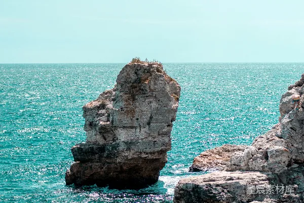 高清摄影 海岸奇石与碧海蓝天