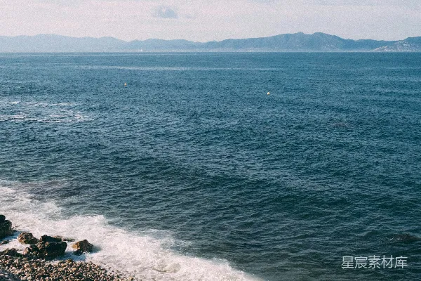 高清摄影 海岸边的波浪与鹅卵石