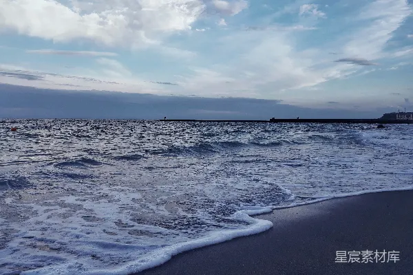 高清摄影 海浪轻拍沙滩的宁静时刻