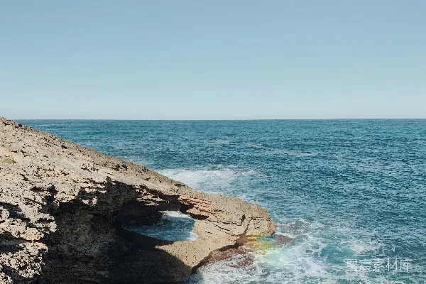 高清摄影 海浪冲刷下的自然彩虹