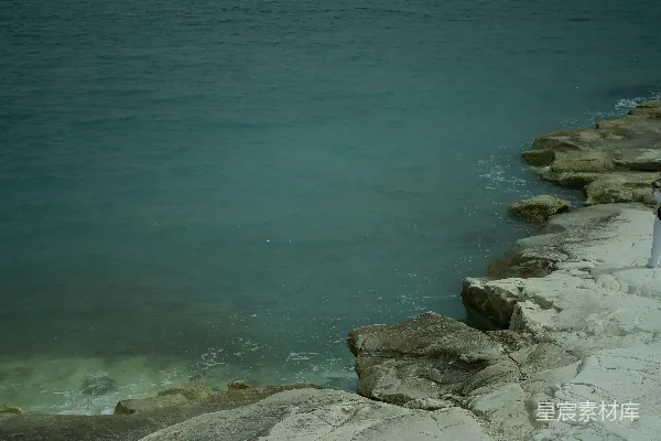 高清摄影 海岸线上的岩石与宁静的海景