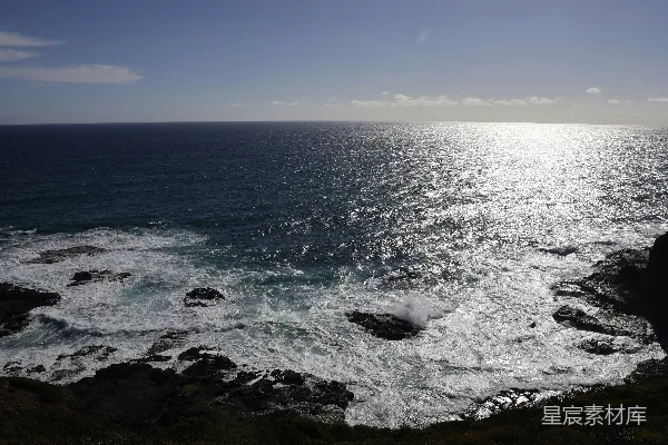 高清摄影 海浪拍打岩石的宁静海岸