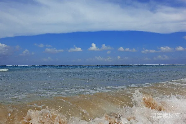 高清摄影 海滩上的海浪与蓝天