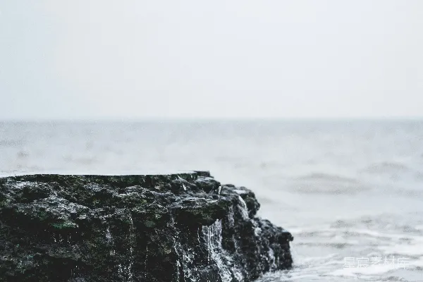 高清摄影 海岸边的岩石与海浪