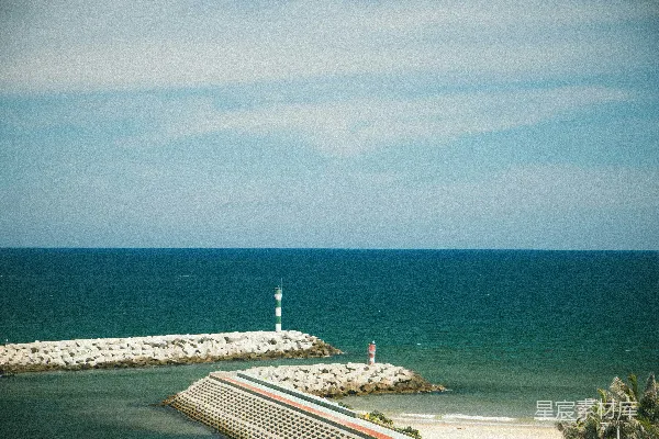 高清摄影 海边灯塔远景