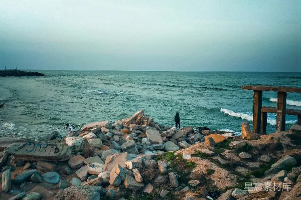 高清摄影 海边的岩石与人影