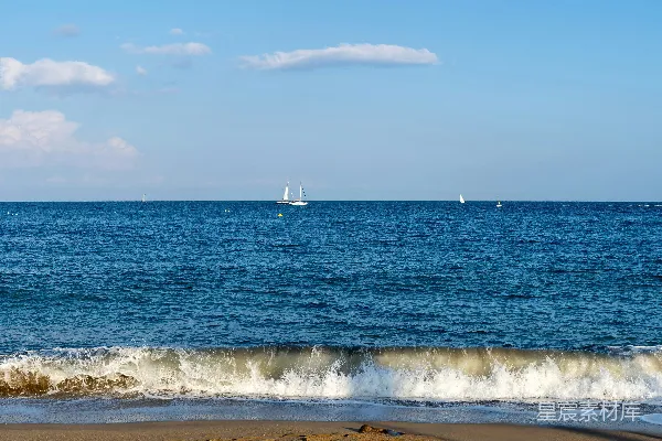 高清摄影 海浪拍打沙滩的宁静场景