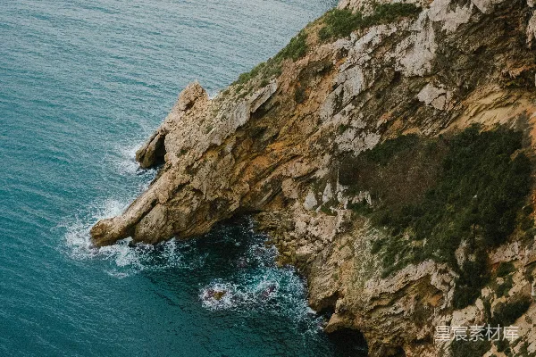 高清摄影 悬崖边的蔚蓝海岸