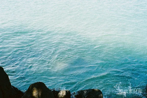 高清摄影 海边的岩石与宁静的海景