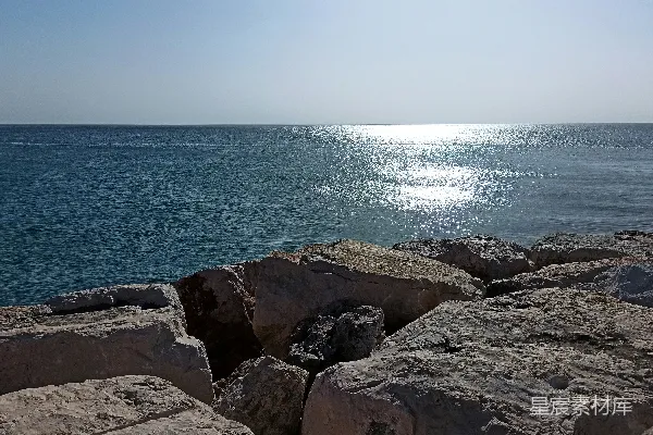 高清摄影 阳光下的岩石海岸