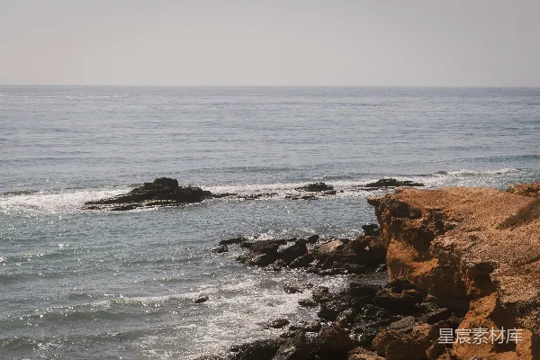 高清摄影 海岸线上的岩石与海浪
