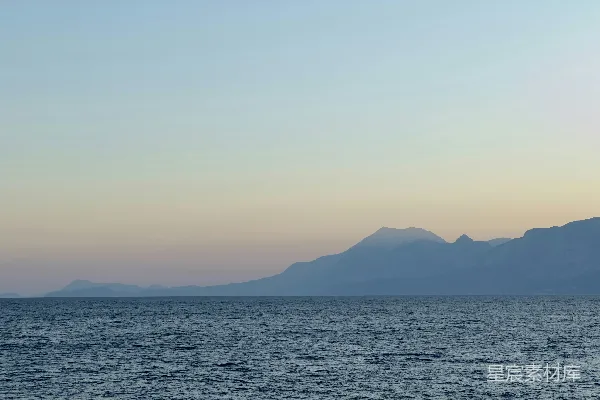 高清摄影 黄昏时分的山脉与海景