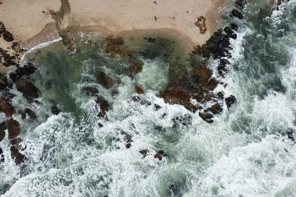 高清摄影 海岸俯瞰：岩石与海浪的交响