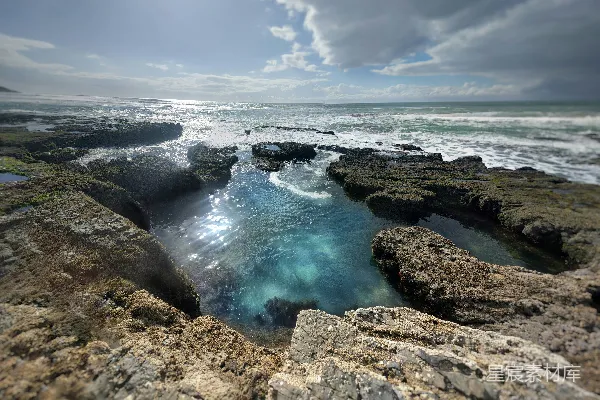 高清摄影 海岸岩石与清澈海水
