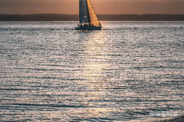 高清摄影 夕阳下的帆船