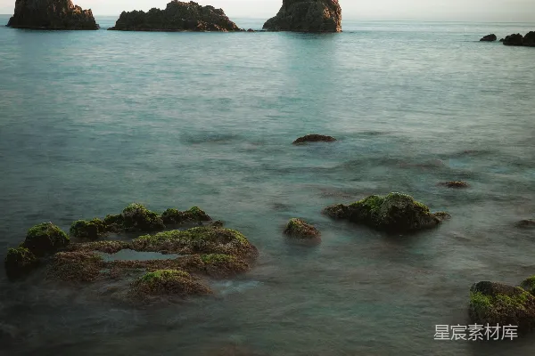 高清摄影 海上的岩石与宁静的海景