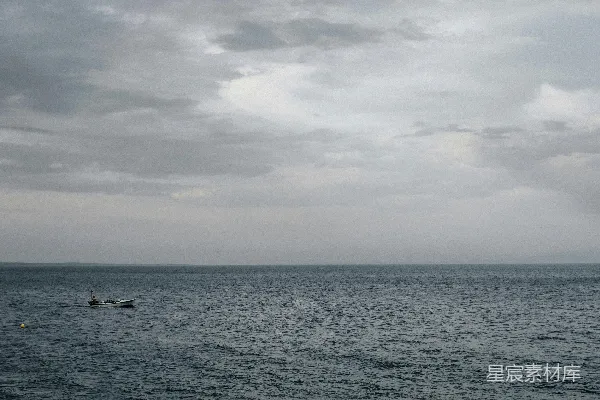 高清摄影 孤舟远航在寂静的海面