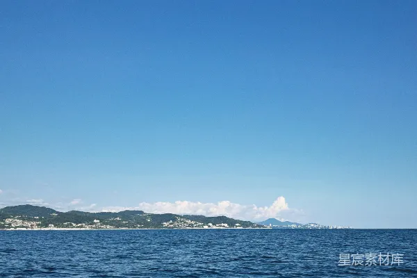 高清摄影 宁静的海景与远处的城市轮廓