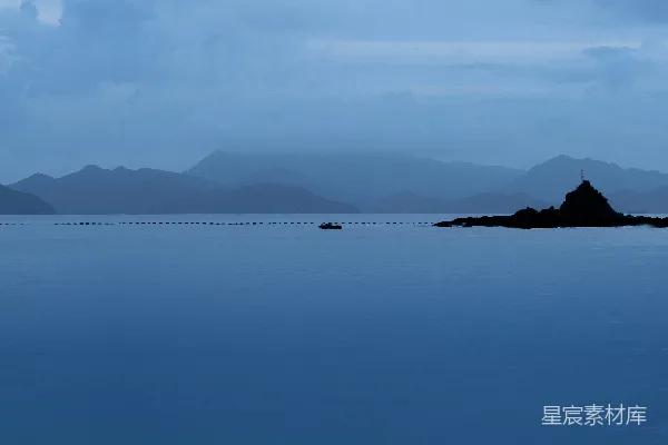 高清摄影 晨雾中的宁静海岸