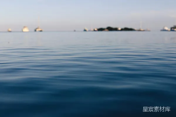 高清摄影 宁静海面与远处船只