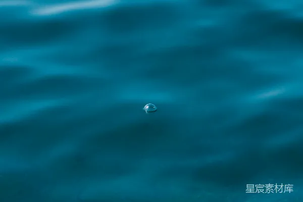 高清摄影 静谧水面的涟漪与气泡