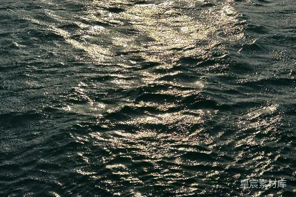 高清摄影 阳光洒落的波光粼粼海面