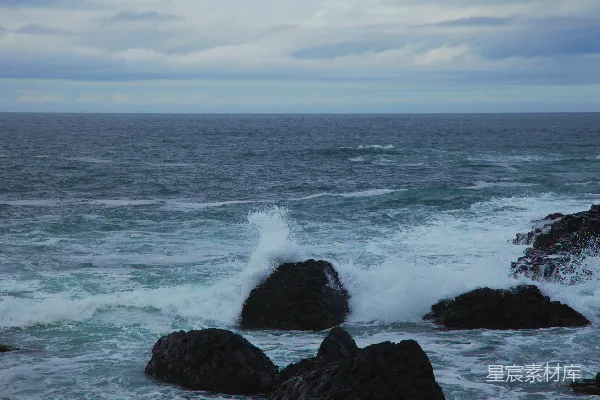 高清摄影 海浪拍打岩石